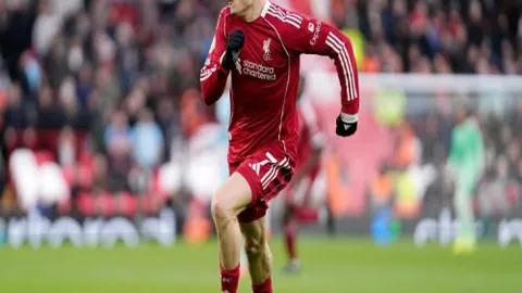 斯蒂芬·库里或铸就NBA传奇：路威惊喜揭晓，球场英豪获赠尊贵雕像群！